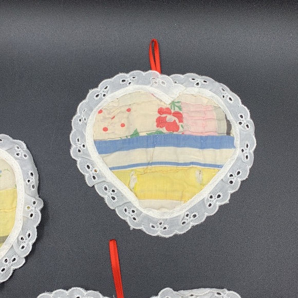 Vintage 4 Feed Sack Quilted Handmade Heart Shaped Eyelet Lace Ornaments Coasters - Picture 3 of 10